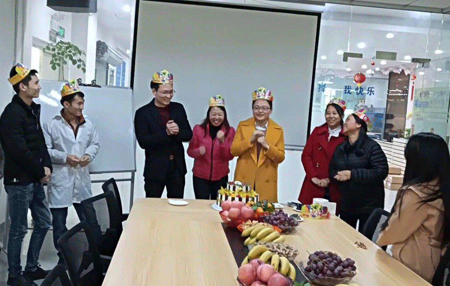 举办生日会